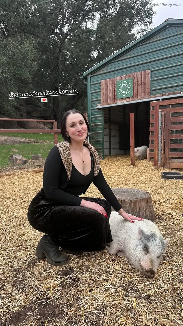 Harley Quinn Smith photo 13 of 499