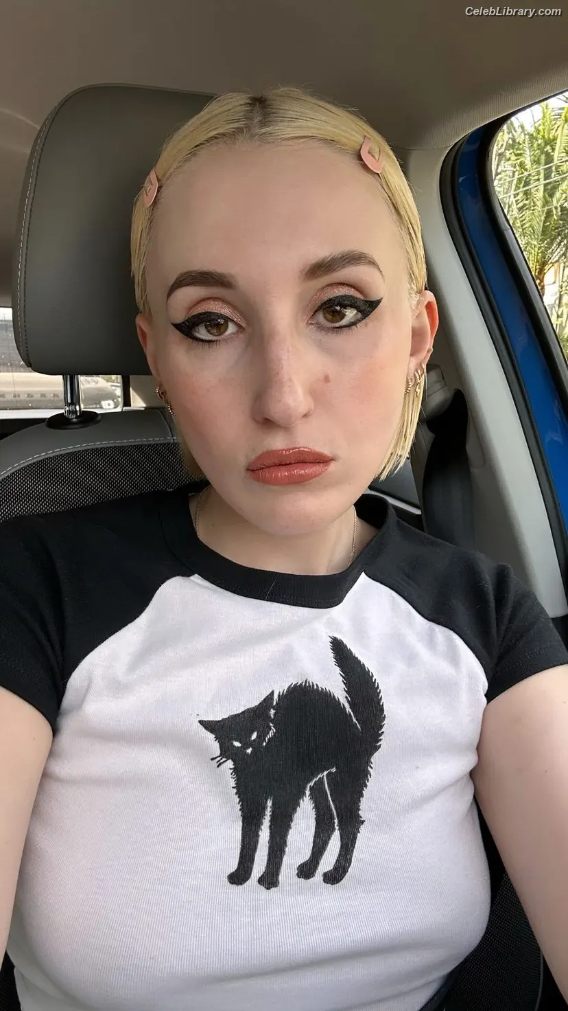 Harley Quinn Smith photo 5 of 499