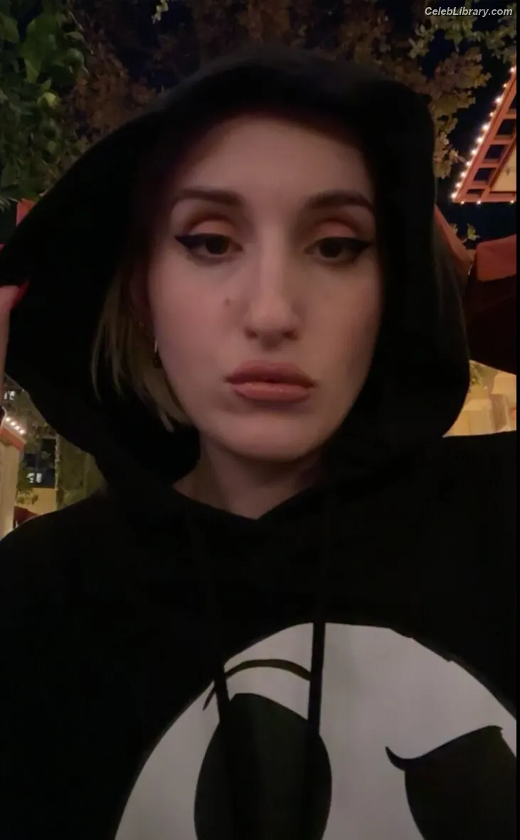 Harley Quinn Smith photo 12 of 499
