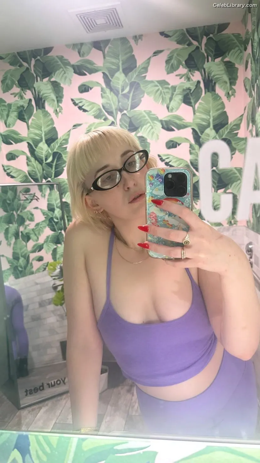 Harley Quinn Smith photo 14 of 499