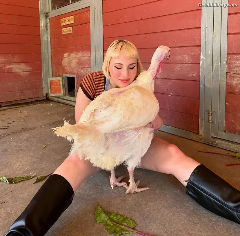 Harley Quinn Smith photo 24 of 499