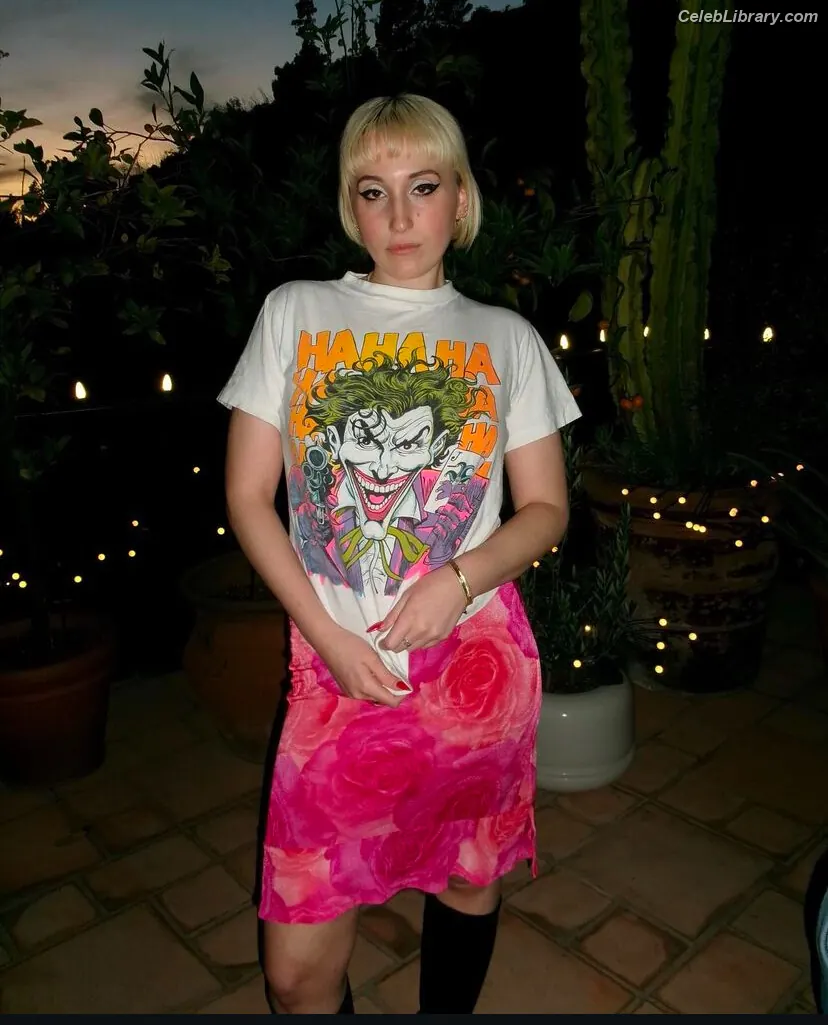 Harley Quinn Smith photo 2 of 499