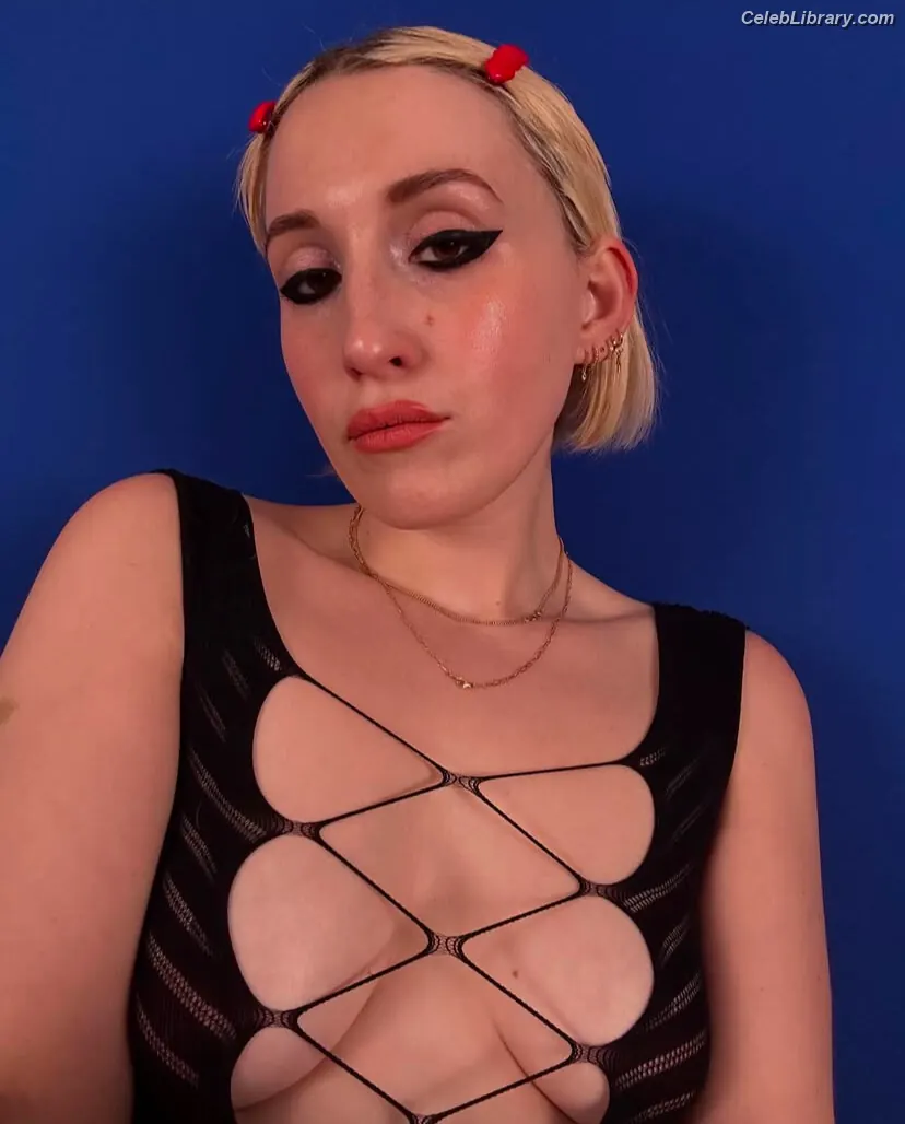 Harley Quinn Smith photo 7 of 499