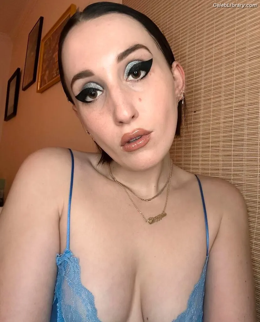 Harley Quinn Smith photo 8 of 499