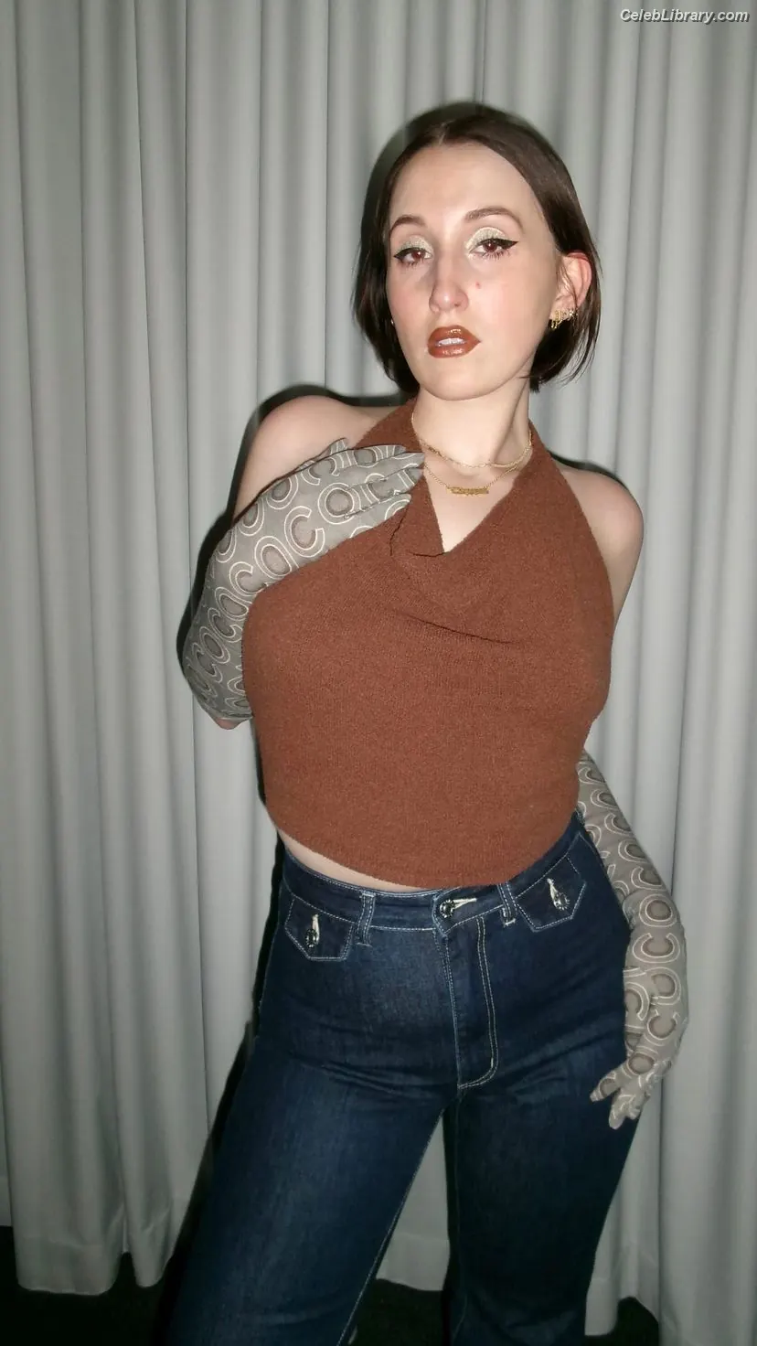 Harley Quinn Smith photo 1 of 499