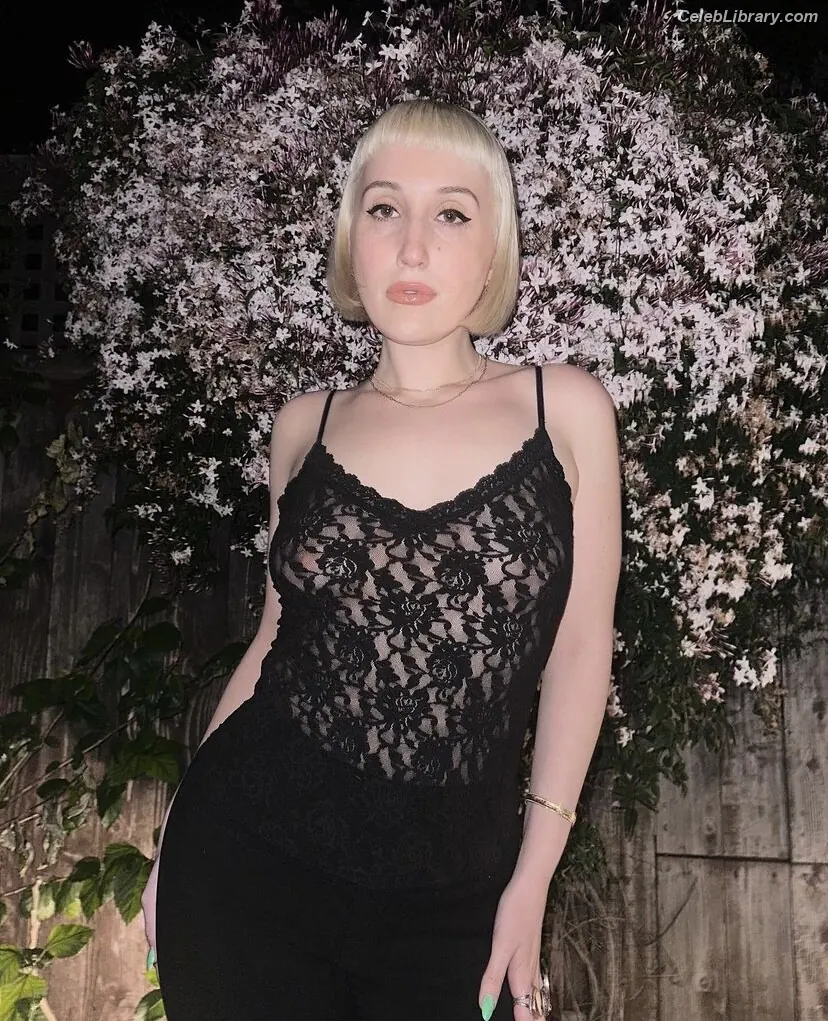Harley Quinn Smith photo 12 of 499