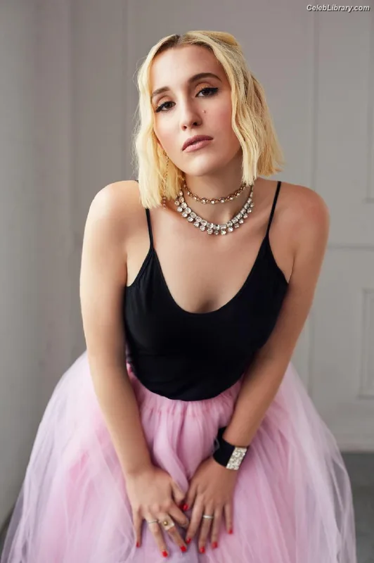 Harley Quinn Smith photo 2 of 500