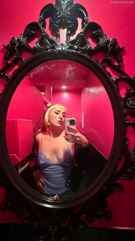 Harley Quinn Smith photo 21 of 500