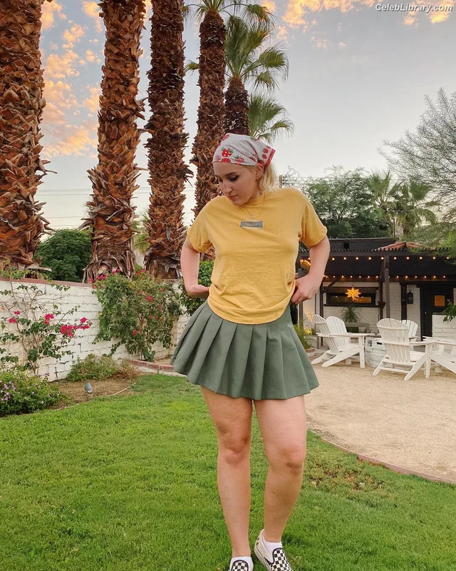 Harley Quinn Smith photo 2 of 500
