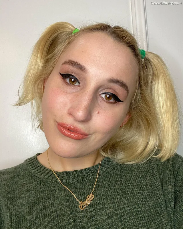 Harley Quinn Smith photo 3 of 500