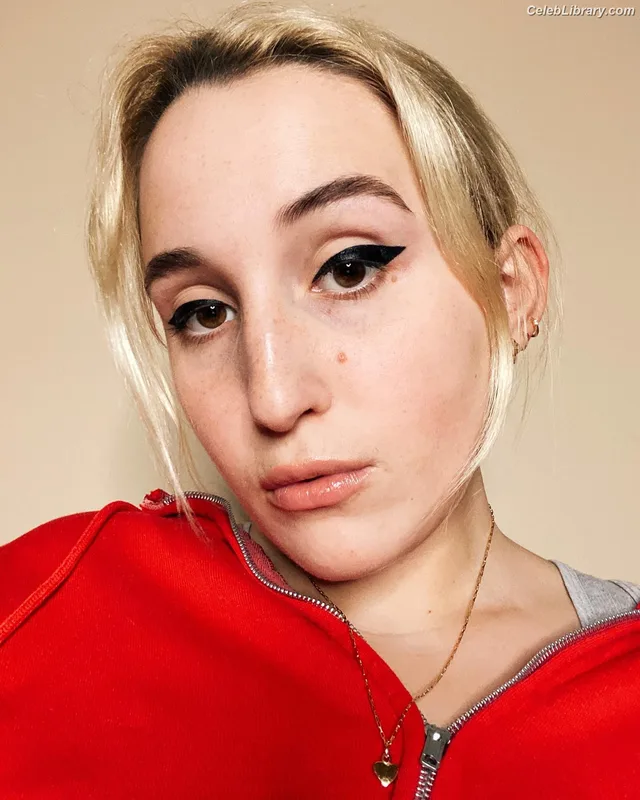 Harley Quinn Smith photo 4 of 500