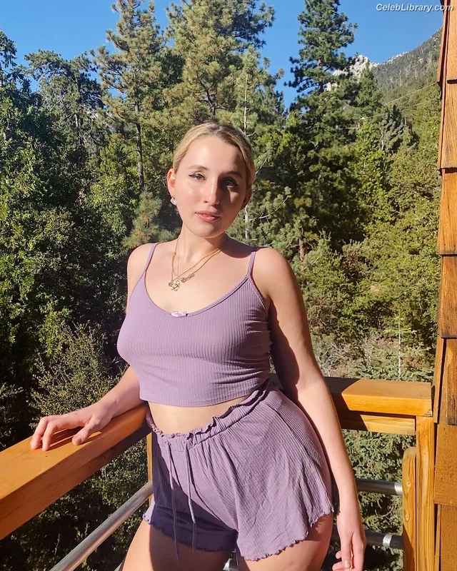 Harley Quinn Smith photo 7 of 500