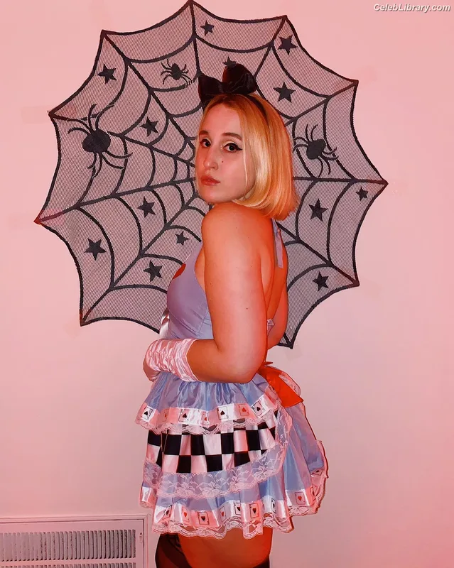 Harley Quinn Smith photo 13 of 500