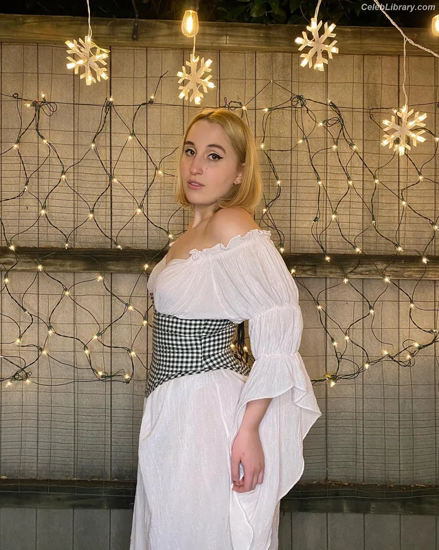 Harley Quinn Smith photo 19 of 500