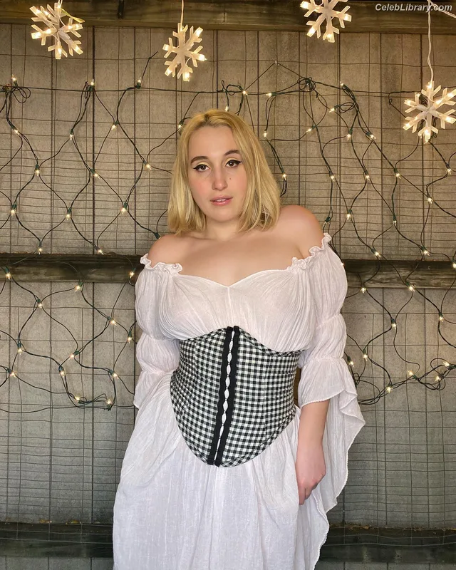 Harley Quinn Smith photo 20 of 500