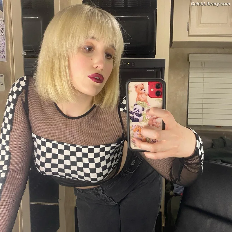 Harley Quinn Smith photo 4 of 500