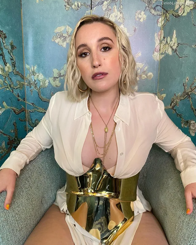 Harley Quinn Smith photo 5 of 500
