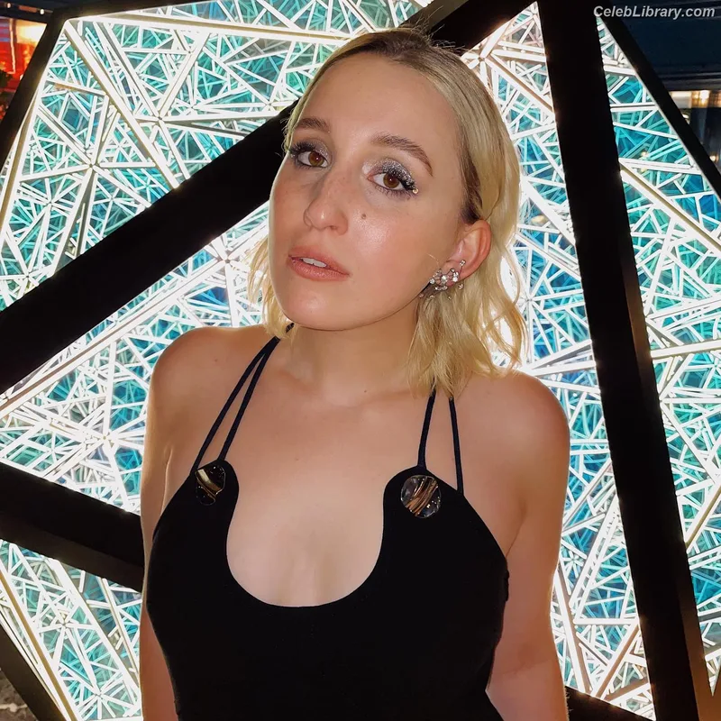 Harley Quinn Smith photo 10 of 500