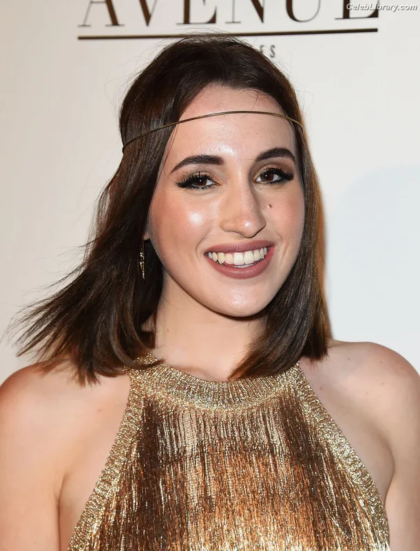 Harley Quinn Smith photo 11 of 500