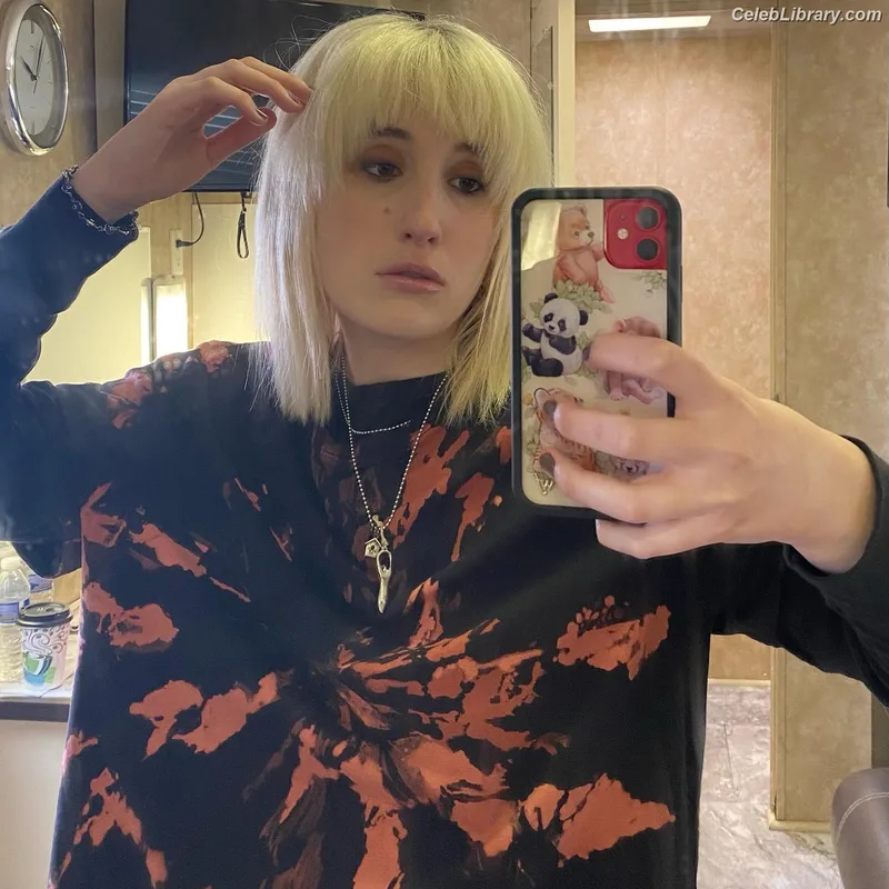 Harley Quinn Smith photo 19 of 500