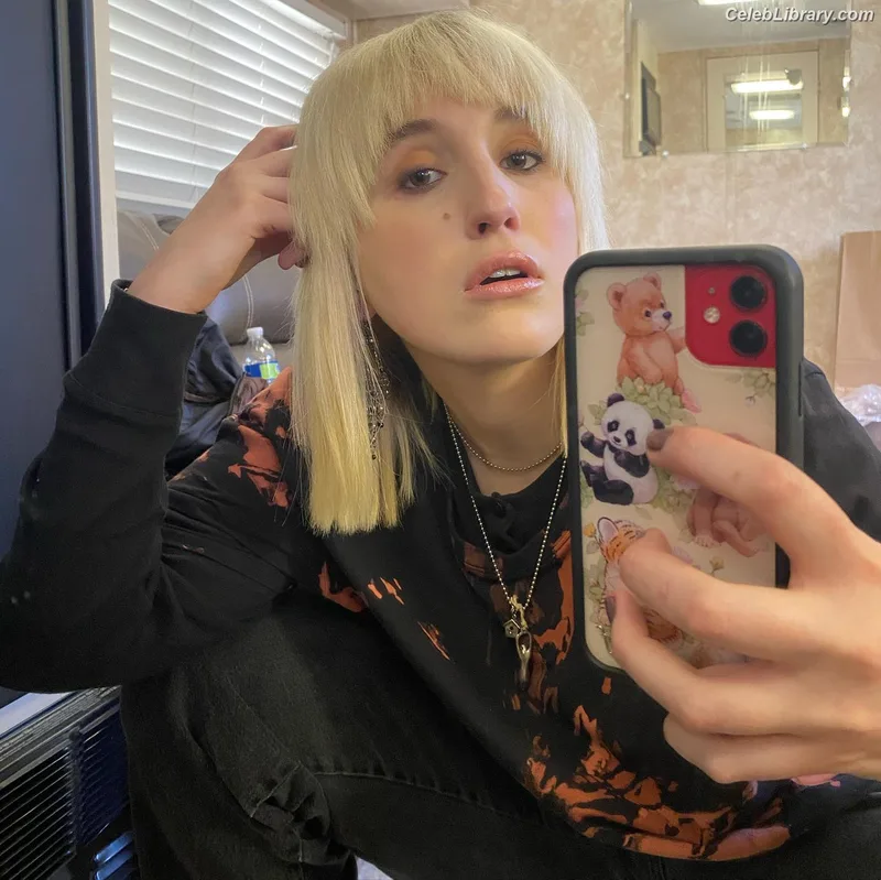 Harley Quinn Smith photo 20 of 500