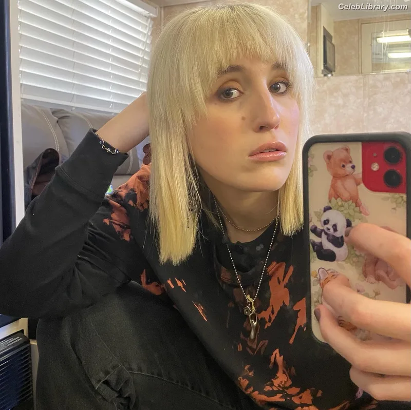 Harley Quinn Smith photo 21 of 500