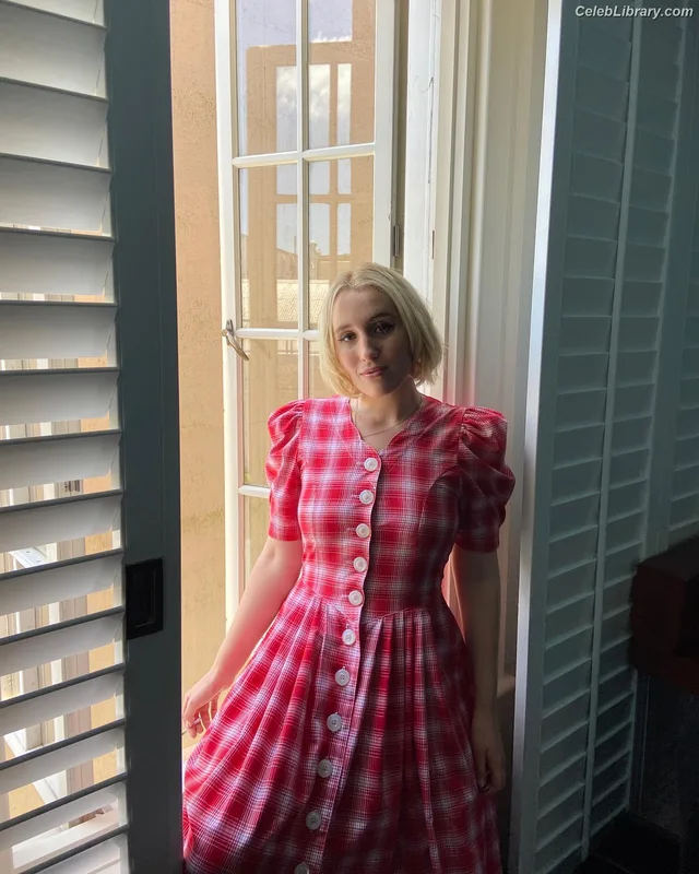 Harley Quinn Smith photo 22 of 500