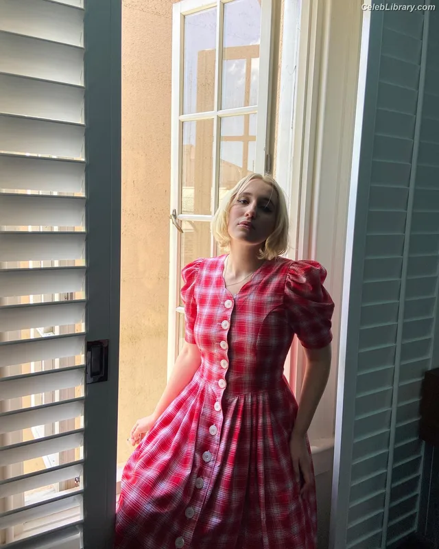 Harley Quinn Smith photo 23 of 500