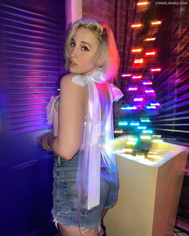 Harley Quinn Smith photo 24 of 500
