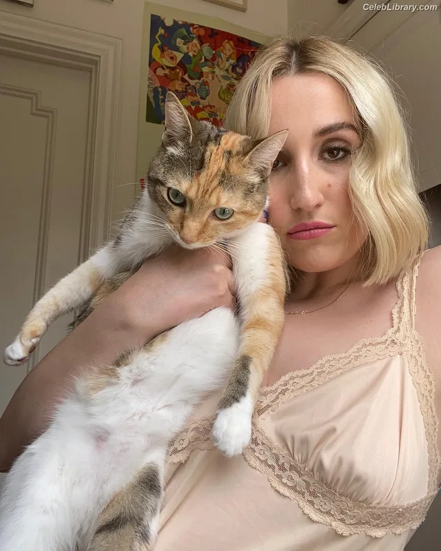 Harley Quinn Smith photo 3 of 500