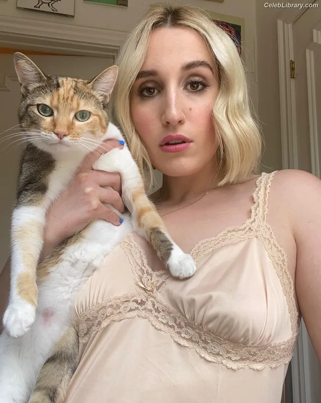 Harley Quinn Smith photo 4 of 500