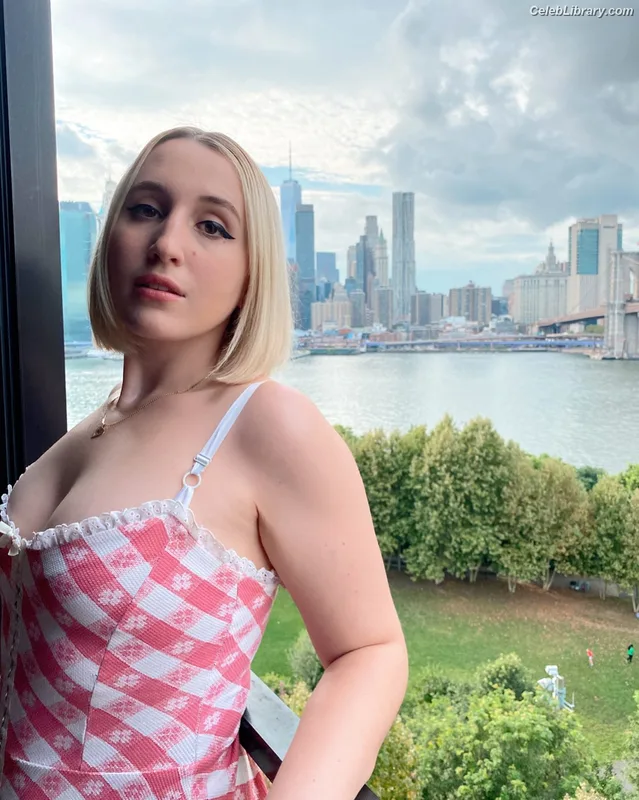 Harley Quinn Smith photo 9 of 500