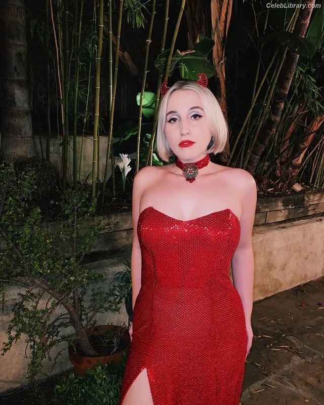 Harley Quinn Smith photo 14 of 500