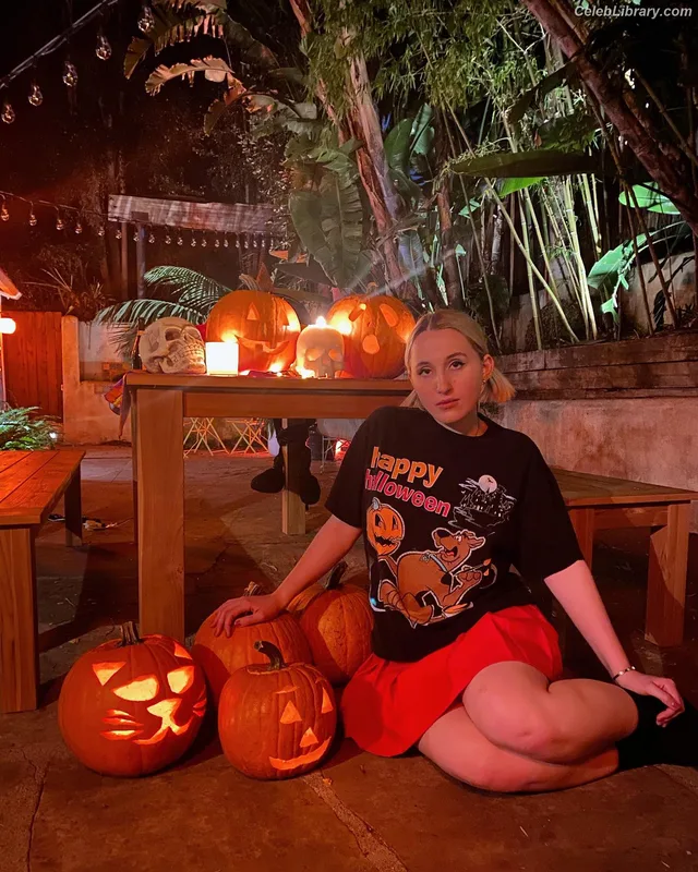 Harley Quinn Smith photo 15 of 500