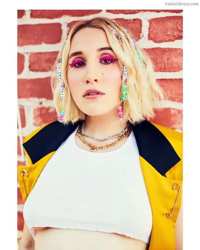 Harley Quinn Smith photo 19 of 500