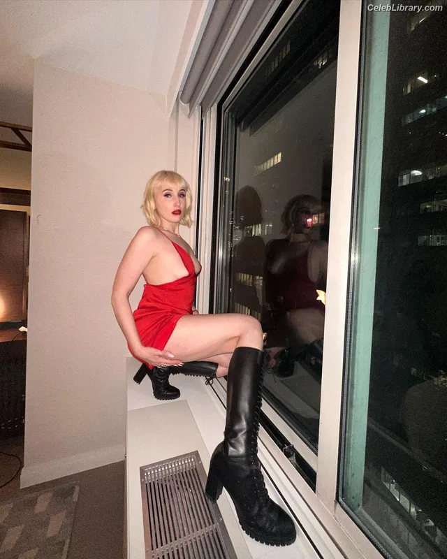 Harley Quinn Smith photo 14 of 500