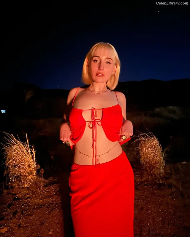Harley Quinn Smith photo 18 of 500