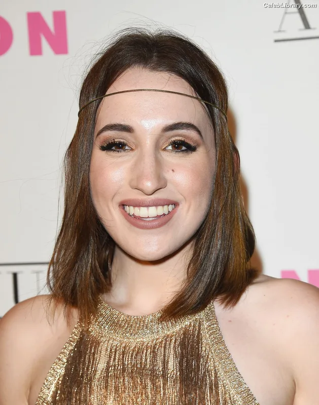 Harley Quinn Smith photo 3 of 500