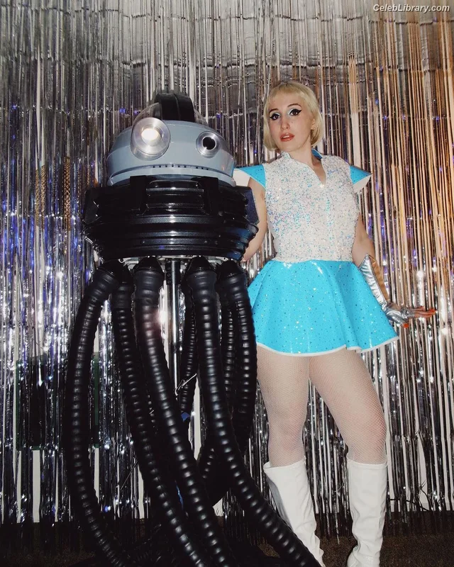 Harley Quinn Smith photo 8 of 500