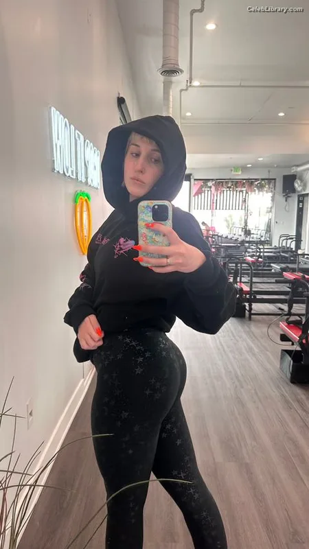 Harley Quinn Smith photo 22 of 500