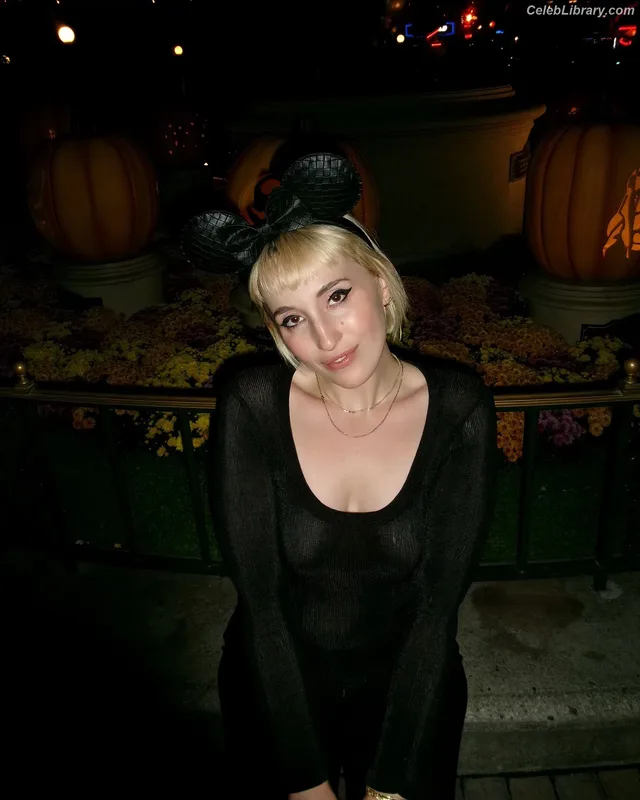 Harley Quinn Smith photo 1 of 500