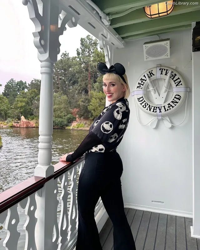 Harley Quinn Smith photo 2 of 500