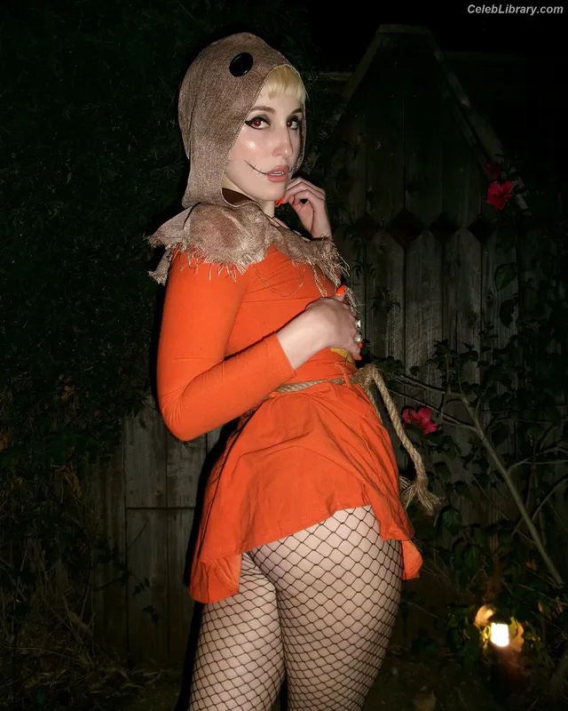 Harley Quinn Smith photo 3 of 500