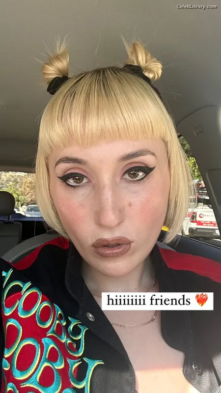 Harley Quinn Smith photo 4 of 500