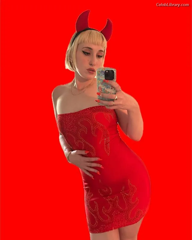 Harley Quinn Smith photo 9 of 500