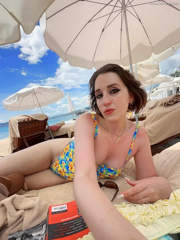 Harley Quinn Smith photo 4 of 500