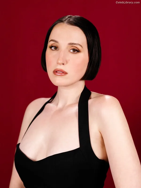 Harley Quinn Smith photo 7 of 500