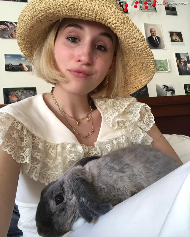 Harley Quinn Smith photo 8 of 500
