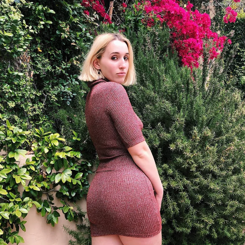 Harley Quinn Smith photo 9 of 500