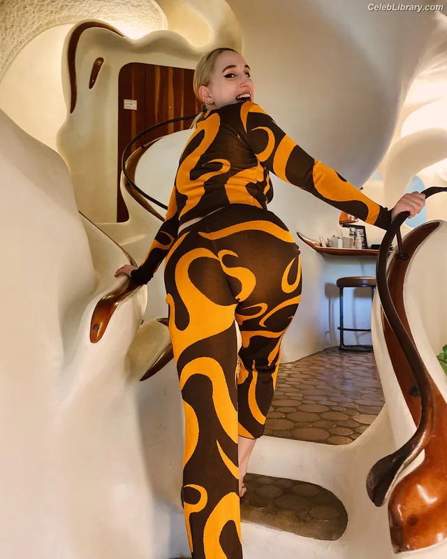 Harley Quinn Smith photo 11 of 500